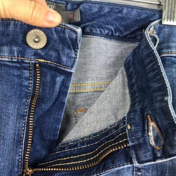 TORRID Cropped Botfriend Mid Rise Blue Denim Stretch Size 26 Straight Leg Jeans - Picture 7 of 16